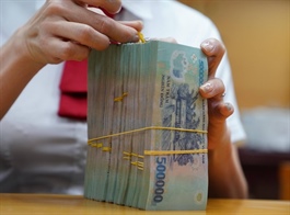 Ngân hàng tăng lãi suất huy động để ổn định tỷ giá và cân đối nguồn vốn