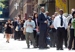 Doanh nghiệp Mỹ sa thải hàng loạt, biến AI thành "con dê tế thần"