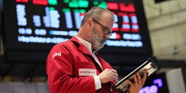 Chứng khoán toàn cầu lao dốc, nhà đầu tư nên hành động ra sao?