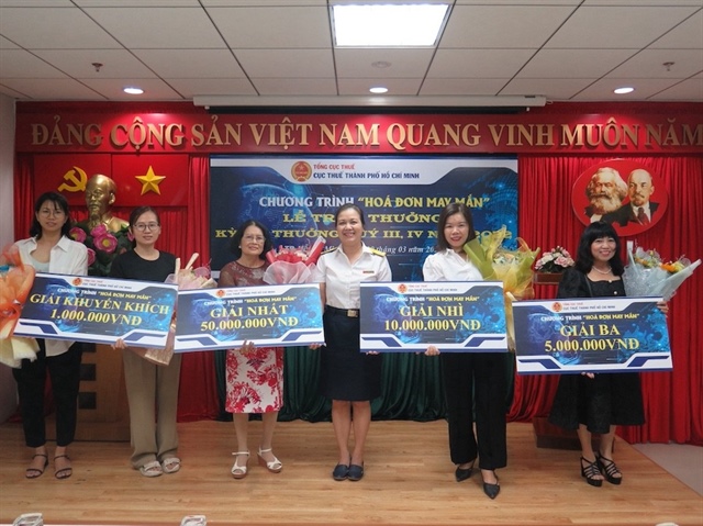 Trao giải hóa đơn may mắn cho người mua hàng lấy hoá đơn. Ảnh: QH