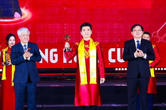 Doanh nhân Đỗ Quang Vinh được vinh danh trong TOP 10 Giải thưởng Sao Đỏ 2025 | Vietstock