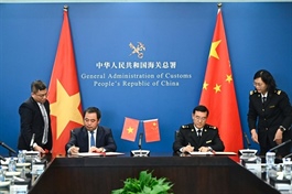 Việt Nam, China sign export protocol, discuss ways to increase trade
