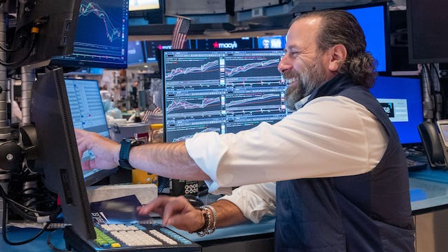 Dow Jones tăng hơn 400 điểm