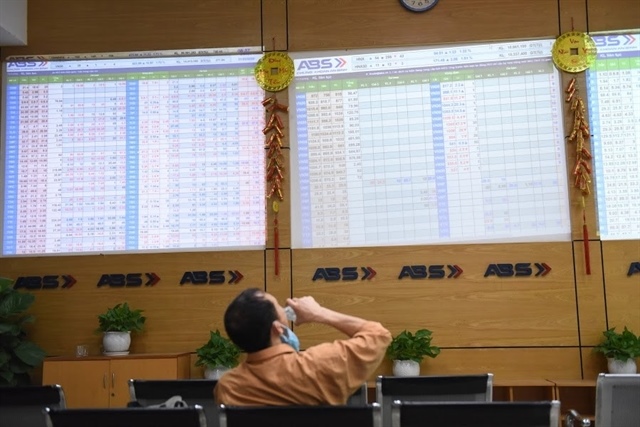 Active funds post diverging performance amidst market fluctuations