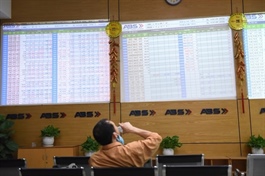 Active funds post diverging performance amidst market fluctuations