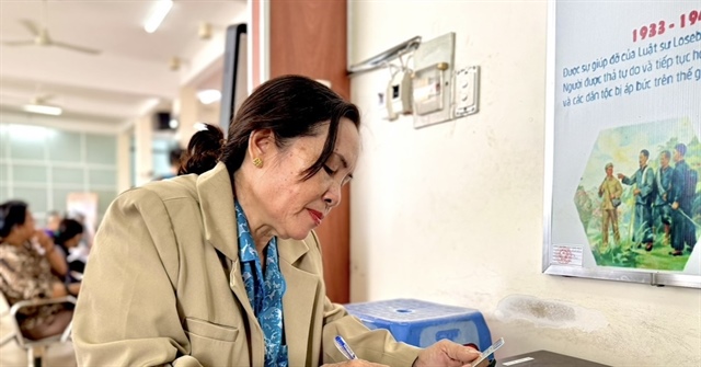 Người dân làm thủ tục nhận trợ cấp hưu trí xã hội tại phường Đông Hưng Thuận. Ảnh minh họa: HẢI NHI