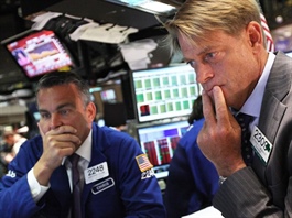 Phố Wall nhuốm sắc đỏ, Dow Jones giảm hơn 200 điểm