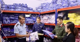 Phát hiện gần 6.500 bộ quần áo tại Hà Nội nghi giả nhãn hiệu nổi tiếng