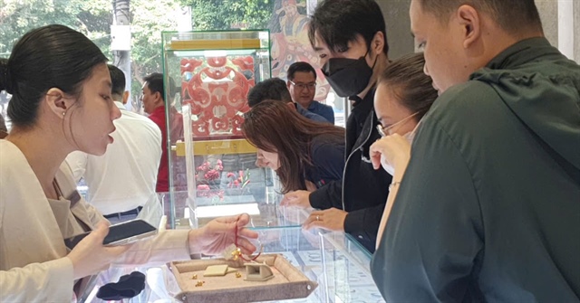 Khách hàng mua vàng từ đầu năm đến nay đã kiếm lời được 70 triệu đồng mỗi lượng. Ảnh: T.L