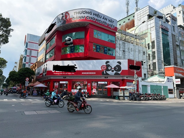 Một mô hình bán đồ ăn vặt mở tại góc đường 3/2 TP.HCM. Ảnh: HẠ QUYÊN