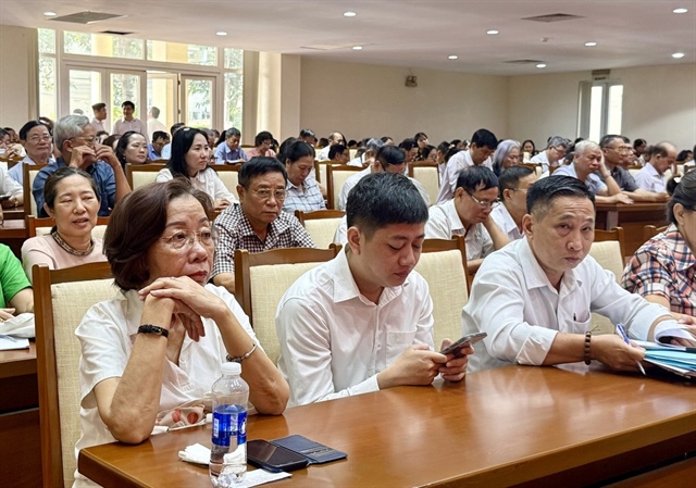 Cử tri các phường Gia Định, Bình Thạnh, Bình Lợi Trung, Thạnh Mỹ Tây, Bình Quới tại buổi tiếp xúc sáng 22-12. Ảnh: N.THẢO