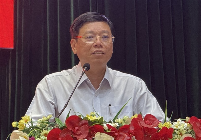 Ông Vũ Ngọc Tuất, Bí thư Đảng ủy phường Bình Thạnh, trao đổi về các kiến nghị của cử tri. Ảnh: N.THẢO