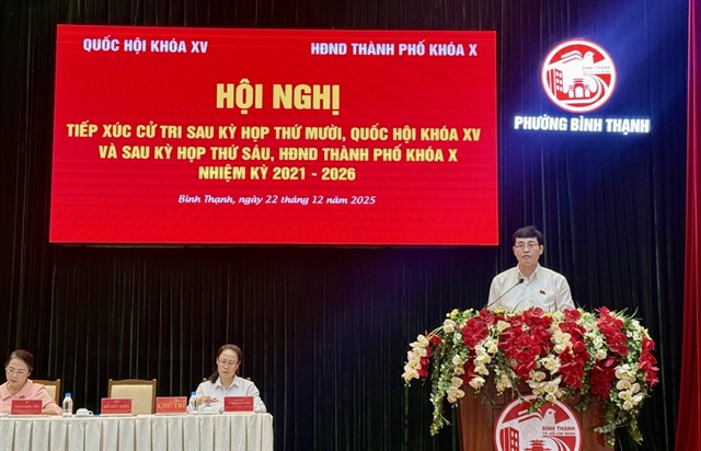 Đại biểu Quốc hội Đỗ Đức Hiển, Ủy viên Ủy ban Pháp luật và Tư pháp của Quốc hội, trao đổi với cử tri tại buổi tiếp xúc. Ảnh: N.THẢO