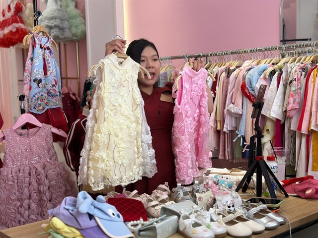 Livestream tiếp tục là phương thức thu hút khách mua hàng online. Ảnh: THU HÀ