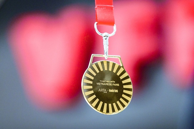 PNJ, báo Tuổi Trẻ tặng HLV Kim Sang Sik huy chương làm từ 33 chỉ vàng 24k