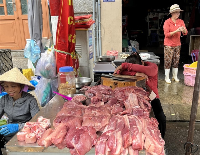 Chợ truyền thống vắng khách nhưng giá heo hơi tăng cao. Ảnh: TÚ UYÊN