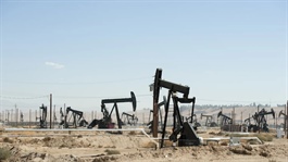 Giá dầu giảm gần 2% do lo ngại về nguồn cung của Venezuela