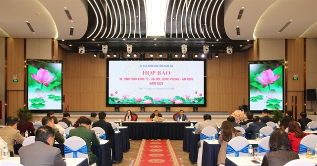 Bà Hồ Thị Châu Loan, Phó Giám đốc Sở GD&ĐT tỉnh Nghệ An cung cấp thông tin tại buổi họp báo.