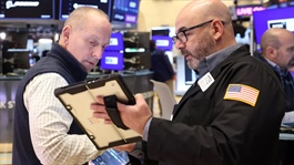 Dow Jones quay đầu giảm hơn 450 điểm