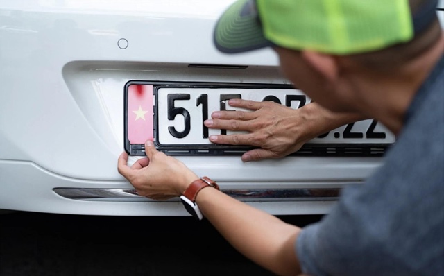 Từ năm nay, người dân tại Hà Nội và TP.HCM khi đăng ký mới ô tô dưới 9 chỗ sẽ chỉ phải nộp 14 triệu đồng lệ phí cấp biển số. Ảnh: M.T