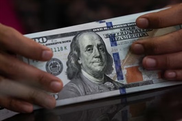 Đồng USD suy yếu giữa nỗi lo về Fed