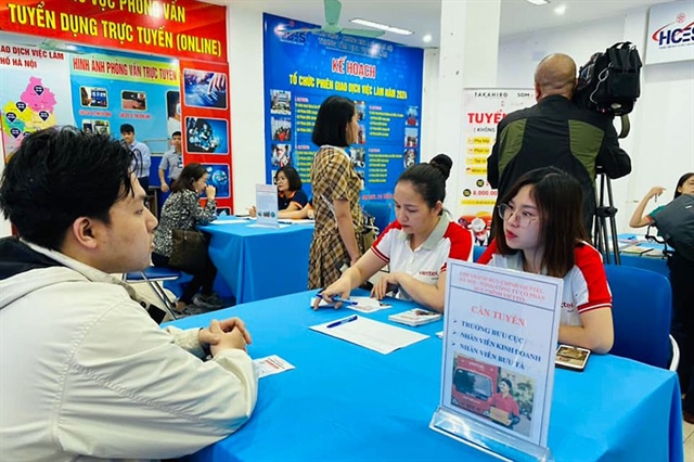 Người lao động vừa hưởng bảo hiểm thất nghiệp vừa đi t&igrave;m việc l&agrave;m. Ảnh: V.LONG