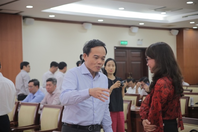 Bí thư Trung ương Đảng, Bí thư Thành ủy TP.HCM Trần Lưu Quang trao đổi với GS.TS Nguyễn Thị Thanh Mai- Giám đốc ĐH Quốc gia TP.HCM. Ảnh: THANH TUYỀN