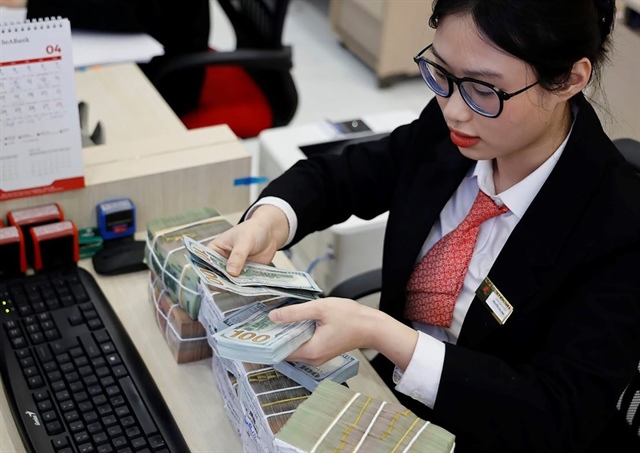 Việc đồng USD suy giảm sức mạnh có thể giúp NHNN giảm bớt áp lực phải thắt chặt chính sách tiền tệ để bảo vệ đồng nội tệ. Ảnh: P.M