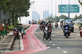 Xe máy được lưu thông ở làn xe đạp đường Mai Chí Thọ đoạn qua cầu