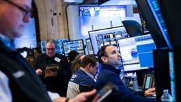 Phố Wall lùi nhẹ