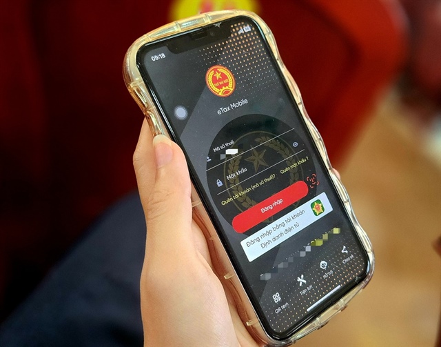 C&aacute; nh&acirc;n c&oacute; thu nhập tiền lương, tiền c&ocirc;ng từ 2 nơi trở l&ecirc;n th&igrave; nộp hồ sơ khai quyết to&aacute;n thuế tại cơ quan thuế quản l&yacute; tổ chức trả thu nhập lớn nhất trong năm. Ảnh: MINH TR&Uacute;C