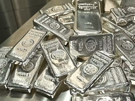 “Cá mập phương Đông” chi 9.2 tỷ USD gom hàng ngàn tấn bạc trong cơn bão giá