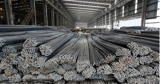 sắt thép, nhôm, xi măng, phân bón, điện và hydro là 6 nhóm ngành bị ảnh hưởng bởi cơ chế CBAM. Ảnh: NGHI TRẦN