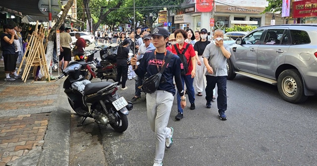 Du khách nước ngoài đến tham quan chợ Hàn tại Đà Nẵng. Ảnh: TẤN VIỆT