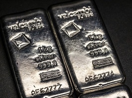 Nghịch lý nhà buôn từ chối mua bạc giữa lúc khan hiếm cháy hàng