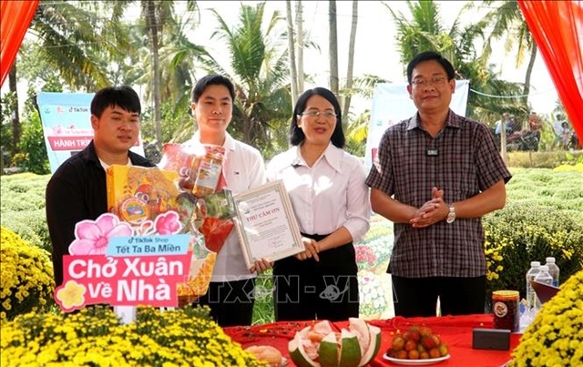 Early-blooming chrysanthemums lead Vĩnh Long farmers to seek new buyers