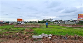 Mua đất bằng giấy viết tay từ 2001, sổ đỏ người khác giữ: Làm sao cho đúng luật?