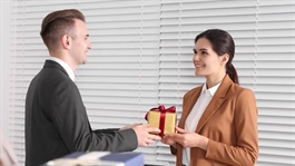 Chọn quà Tết tặng sếp nên chú trọng hình thức hay giá trị?