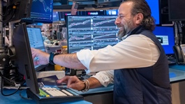 Dow Jones tăng hơn 500 điểm khởi đầu tháng 2