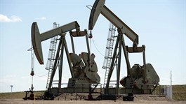 Giá dầu giảm 5% khi căng thẳng Mỹ-Iran hạ nhiệt