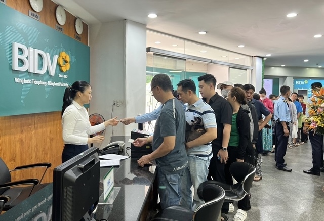 VN-Index breaks below 1,800 points on large-cap stocks