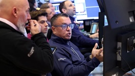 Bán tháo ập đến nhóm cổ phiếu công nghệ, Dow Jones lao dốc gần 600 điểm