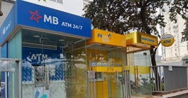 Cảnh lạ lùng trước cửa các cây ATM ngày giáp Tết