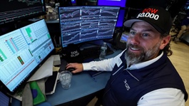 Dow Jones bứt phá hơn 1,200 điểm, lần đầu vượt mốc 50,000 điểm