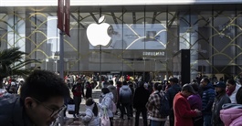 Apple đứng ngoài cuộc đua 'đốt tiền'