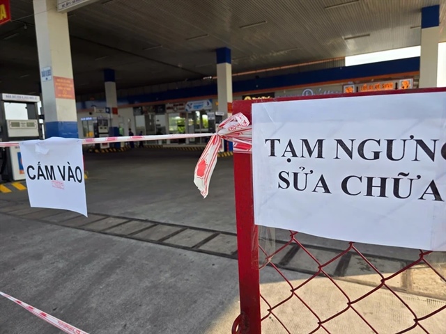 Bảng 'Tạm ngưng sửa chữa, cấm vào' tại cây xăng trạm dừng chân cao tốc TP.HCM - Long Thành - Dầu Giây. Ảnh chụp ngày 29-1. Ảnh PHƯƠNG NAM