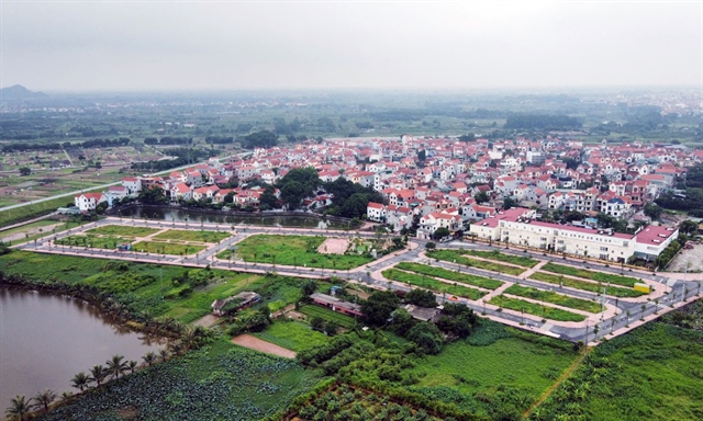 Dù nâng tiền đặt cọc lên tối đa 50%, đất đấu giá tại Hà Nội vẫn sôi động, thu hút nhiều người tham gia đấu giá. Trong ảnh: Khách hàng bỏ phiếu đấu giá các thửa đất tại xã Tây Phương hôm 8/2 (Ảnh: Hữu Dũng).