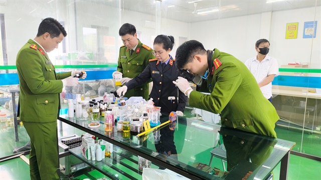 Công an khám xét Công ty cổ phần dược BMP. Ảnh: Công an tỉnh Bắc Ninh.