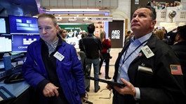 Lo ngại về AI nhấn chìm Phố Wall, Dow Jones mất gần 700 điểm