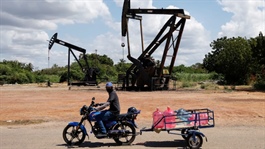 Giá dầu giảm 3% sau khi IEA hạ dự báo nhu cầu